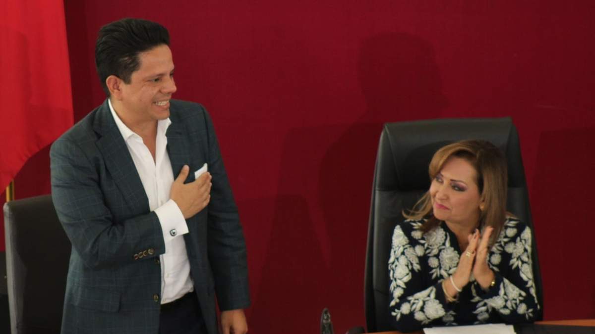 Luis Antonio Ramírez Hernández con la gobernadora de Tlaxcala, Lorena Cuéllar