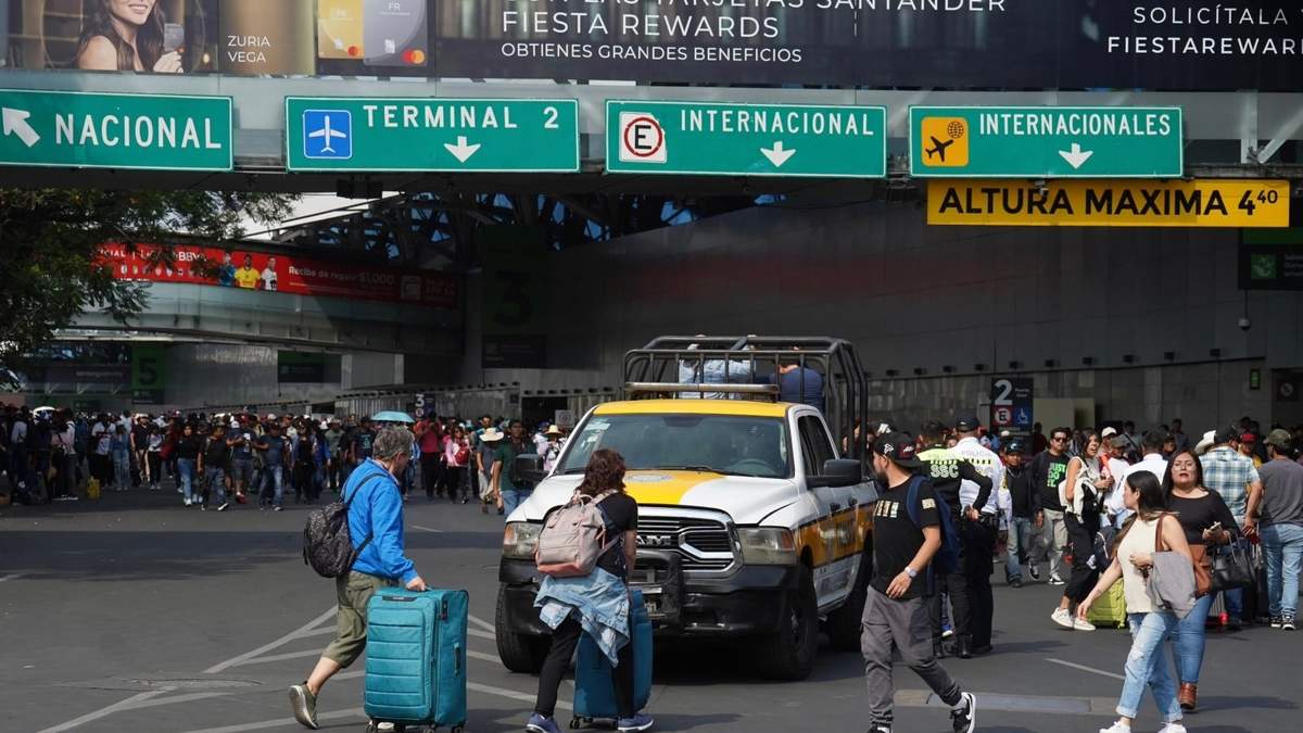 Pasajeros intentan ingresar a la Terminal 1 del AICM