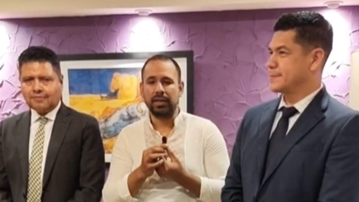 Isaac Cárdenas Valdez "Chakín" con sus abogados