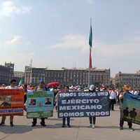 Militares en retiro marchan del Ángel al Zócalo; reprochan aumento de cuatro por ciento