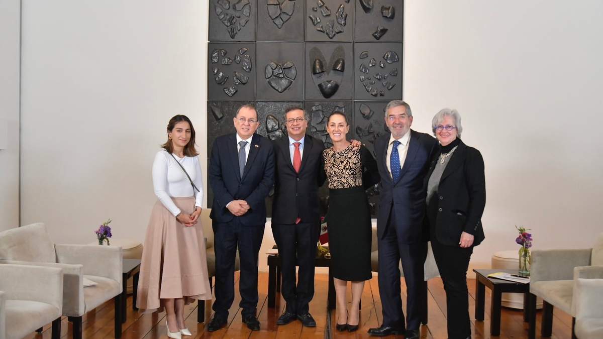 Sheinbaum con representantes de países y su gabinete