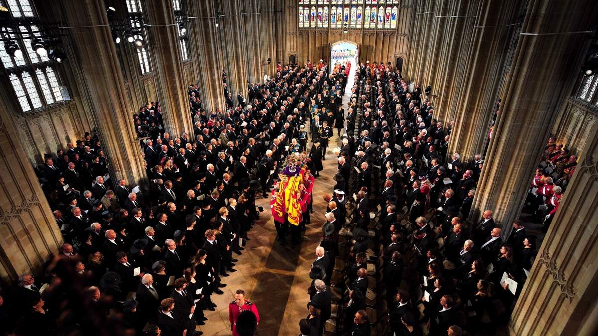 La llegada del féretro de Isabel II a la capilla del castillo de Windsor