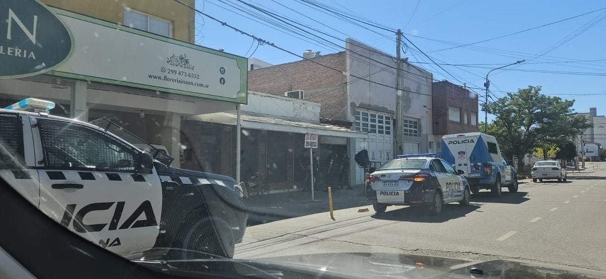 Una importante cantidad de efectivos policiales en la previa al allanamiento en calle Bahía Blanca. Fuente (Minuto Neuquén)