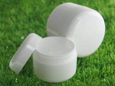 No tires los envases de los baños de crema y creá este alhajero con efecto mármol, delicado y fino