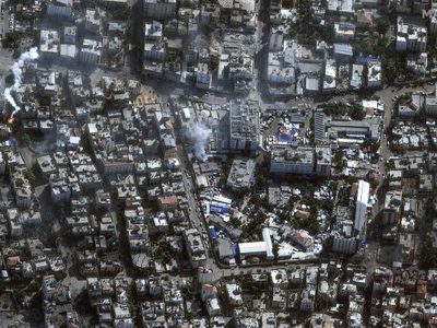 Miles de personas huyen del mayor hospital de Gaza, pero cientos, incluidos bebés, siguen atrapados