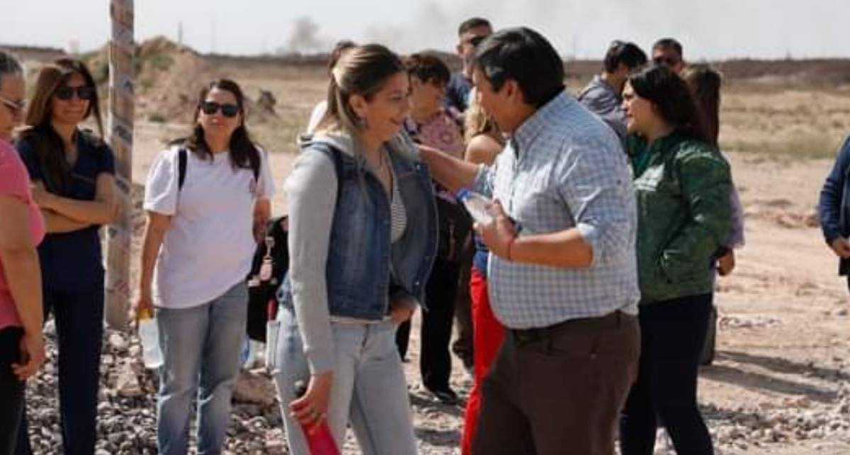 Carlos Quintriqueo junto a los adjudicatarios de los lotes. Fuente: (Facebook)