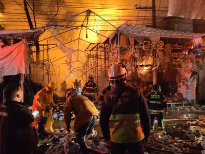 Bomberos de la CDMX combaten un incendio en la zona de La Merced (Video)