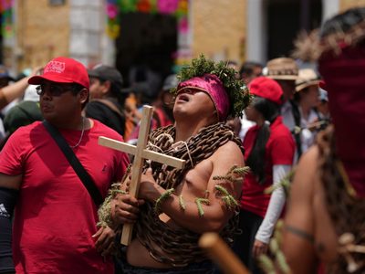 Hombres cargan cadenas y se perforan con cactus en tradición del Viernes Santo en Atlixco