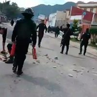 Maestros indígenas se enfrentan con policías durante desalojo carretero en Chiapas