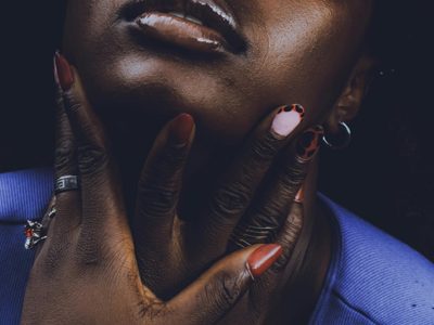 Las uñas inspiradas en los años 90 vuelven con todo y marcan la tendencia ideal antes de que llegue el calor