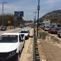 Transportistas de Guerrero bloquean la Autopista del Sol; exigen reactivar la economía