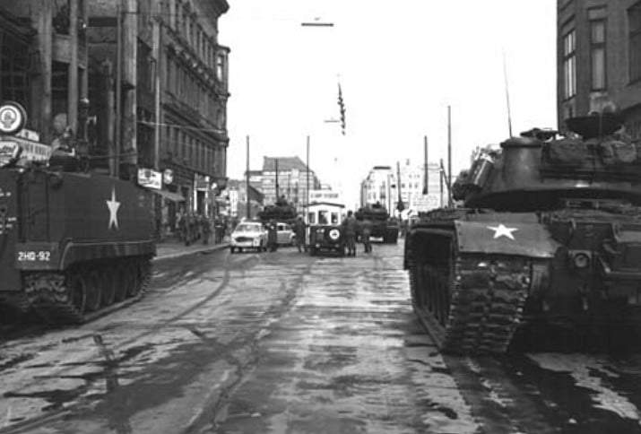 Tanques soviéticos y estadunidenses frente a frente. 1961