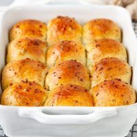 Pancitos de romero rellenos de queso: mirá esta opción exquisita para merendar algo fresco y casero