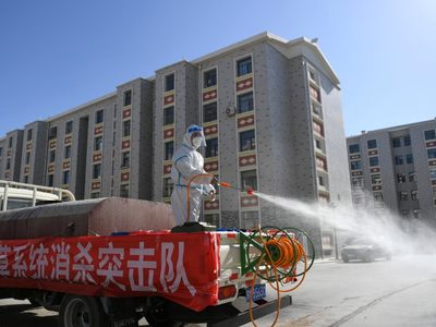 China confina tres ciudades y cancela vuelos por rebrote de coronavirus