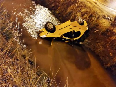 Cayó a un canal: increíble accidente de un taxi en Neuquén