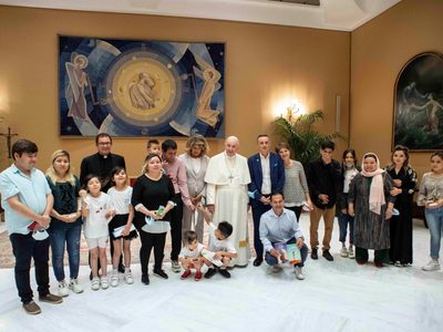 Papa recibe a 14 cristianos que huyeron de Afganistán tras ser denunciados ante los talibán