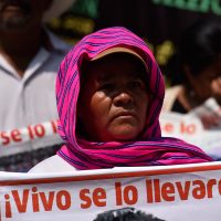 Marchan y siembran semillas de "esperanza" padres de los 43 a 32 meses de la desaparición