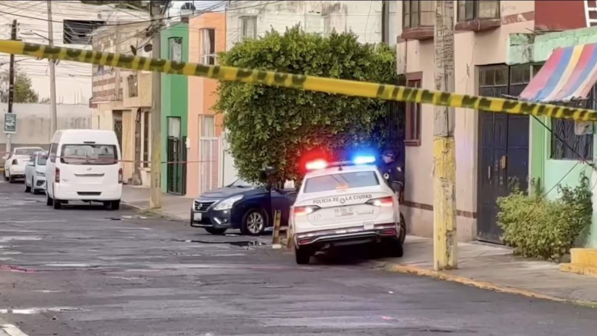 La policía llega al lugar donde estaba el vehículo en el que ocurrió el crimen