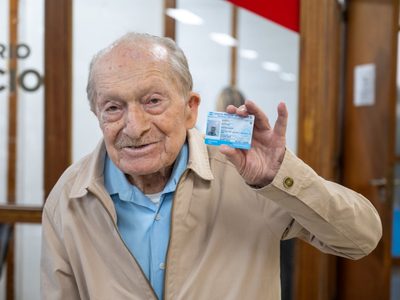 Tiene 100 años y renovó su licencia de conducir en la Ciudad de Mendoza