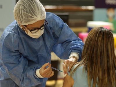 Por primera vez, son más los vacunados con dos dosis que con una sola: cuáles son los porcentajes