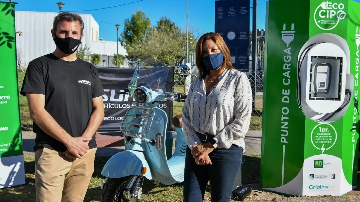 Registro fotográfico de la inauguración del primer cargador de autos eléctricos de Río Negro. Fuente: (Twitter)
