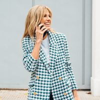 Mariana Fabbiani resalta con el tono bordeaux como protagonista absoluto del otoño