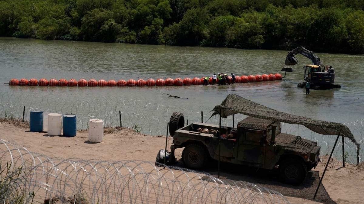 Boyas flotantes en el río Bravo