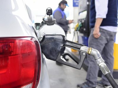 Combustibles: estacioneros advierten que el barril criollo de petróleo "generará aún más daño"