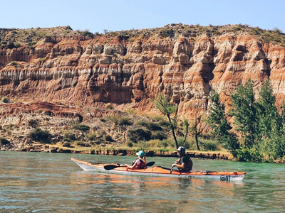 Entre bardas y agua cristalina: así es la experiencia de navegar el río Limay en familia