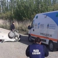 Terrible susto en Villa Regina: esquivó un perro y volcó