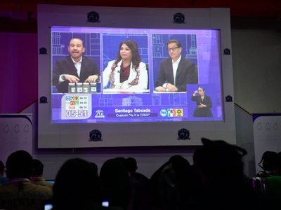 Con frascos y botellas, Brugada y Taboada cruzan acusaciones sobre el agua