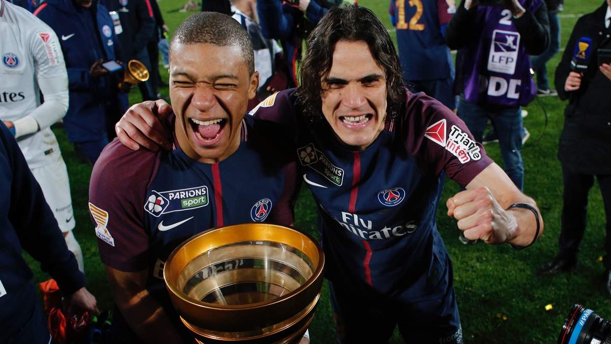 Edinson Cavani (derecha) y Kylian Mbappé