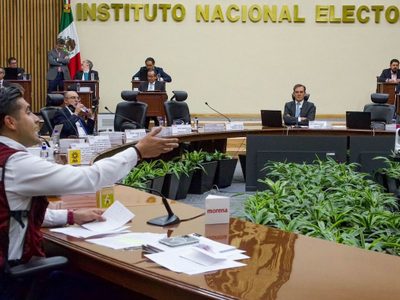 Morena califica de "mafia electoral" a consejeros del INE; así le respondió Lorenzo Córdova (Video)