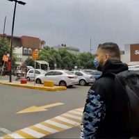 Vigilan con patrulla al youtuber que salió a la calle pese a tener covid-19