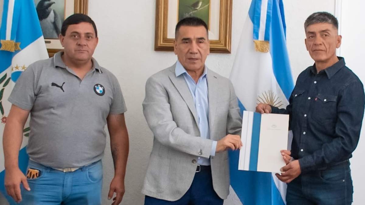 Ramón Rioseco en la firma del acuerdo en Cutral Co. Fuente: (Prensa Rioseco).