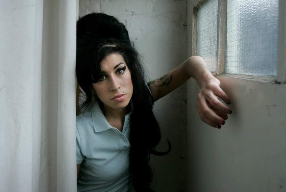 La cantante británica Amy Winehouse posa para las fotografías tras ser entrevistada por Associated Press en un estudio del norte de Londres, el viernes 16 de febrero de 2007.