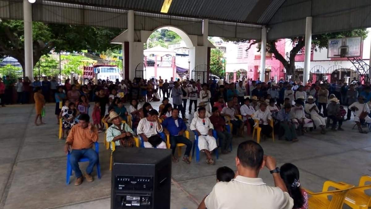 Habitantes de Santiago Ixtayutla durante su asamblea