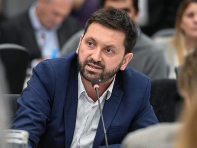 Un diputado le recordó a Adorni que antes de ser funcionario sacó un traje en cuotas