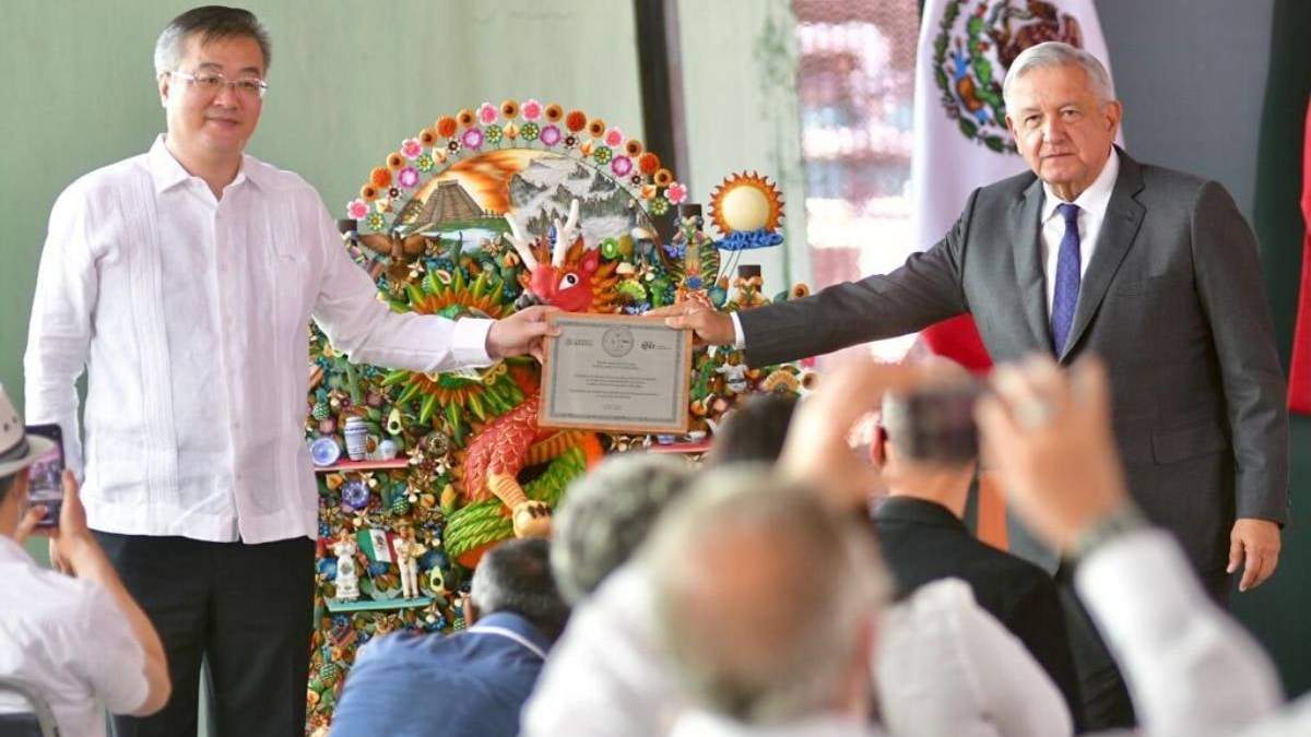 El presidente López Obrador y el embajador Zhu Qingqiao
