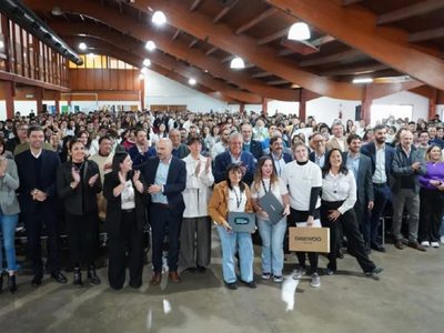 Becas Gregorio Álvarez: el Gobierno anunció la entrega de notebooks a los beneficiarios