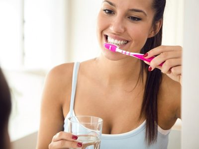 Con pocos ingredientes, cómo desinfectar tu cepillo de dientes antes de usarlo