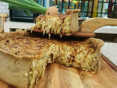 Tarta de puerro, cebolla y queso: no dejes que termine este domingo sin preparar esta receta rendidora, jugosa y rica