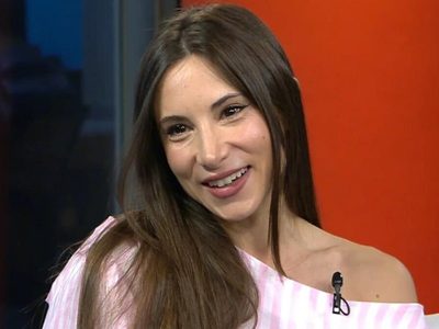 Con estilo y toda la onda: Maggie Bravi presumió la pollera que no pasa de moda