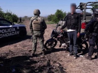 Detienen a presunto delincuente en posesión de AK-47 y lanzagranadas