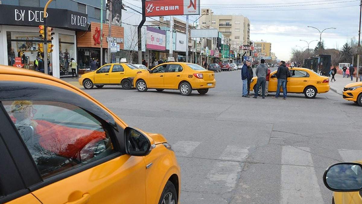 Protesta de taxistas en Neuquén Capital. Fuente: (Twitter)