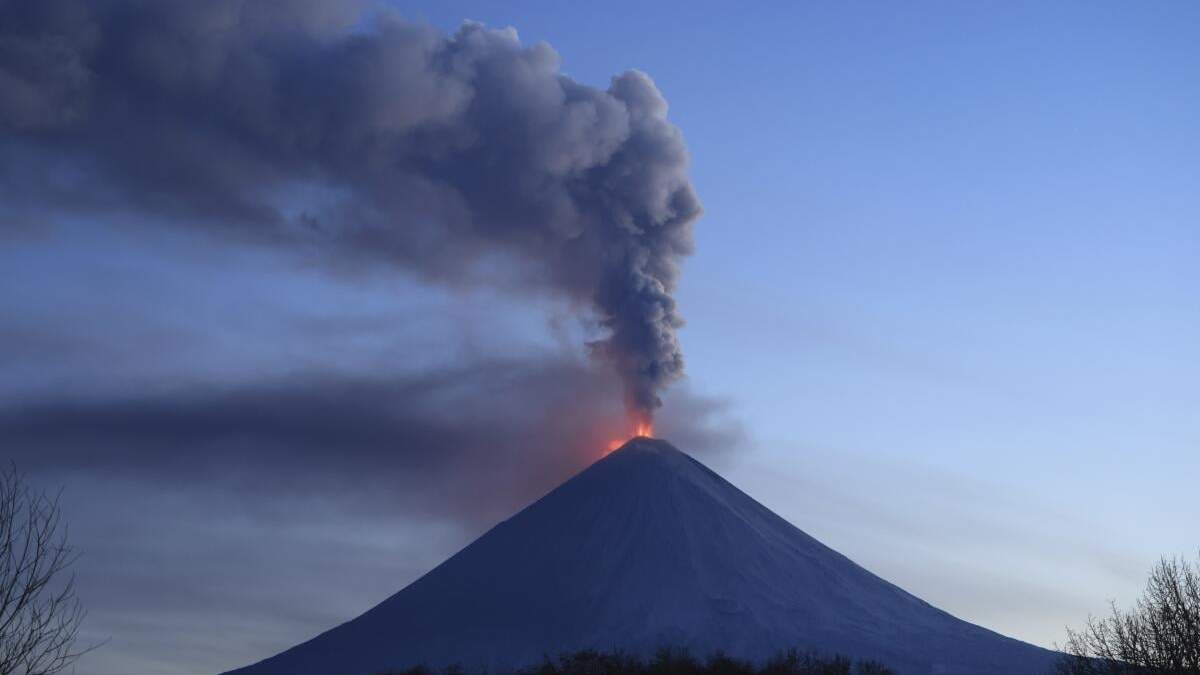 El volcán Klyuchevskoy, uno de los volcanes activos más altos del mundo, hace erupción en la península de Kamchatka, en el nordeste de Rusia