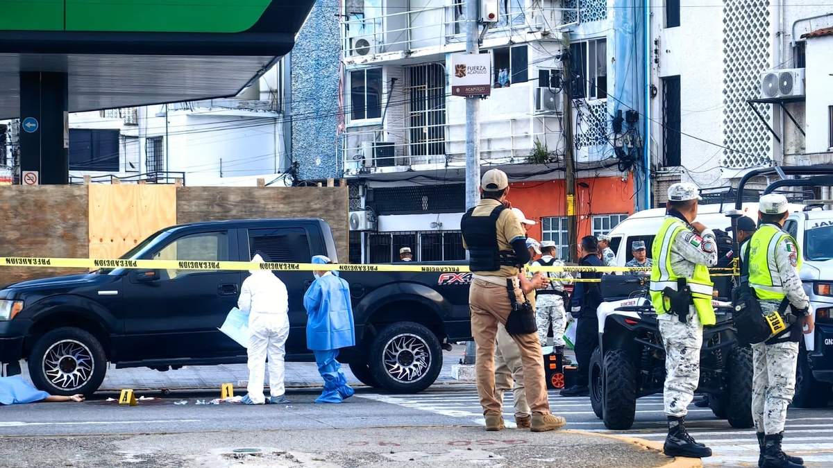 Agentes ministeriales y de la Guardia Nacional resguardan la escena donde fue asesinado un turista