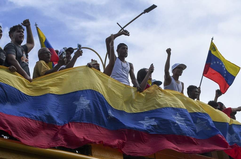 Los manifestantes protestan contra los resultados oficiales de las elecciones que declaran la reelección del presidente Nicolás Maduro en Valencia, Venezuela