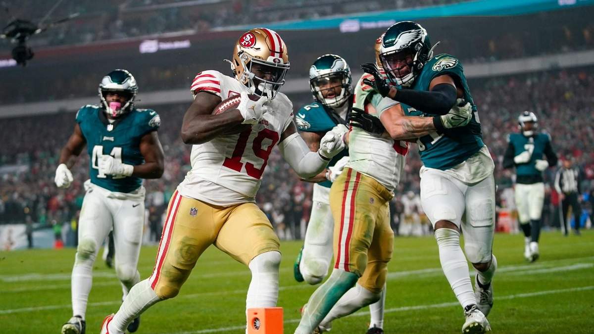Deebo Samuel de los 49ers de San Francisco, en el momento de anotar un touchdown