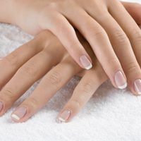Nail art: 3 manicuras francesas con formas geométricas que rejuvenecen las manos